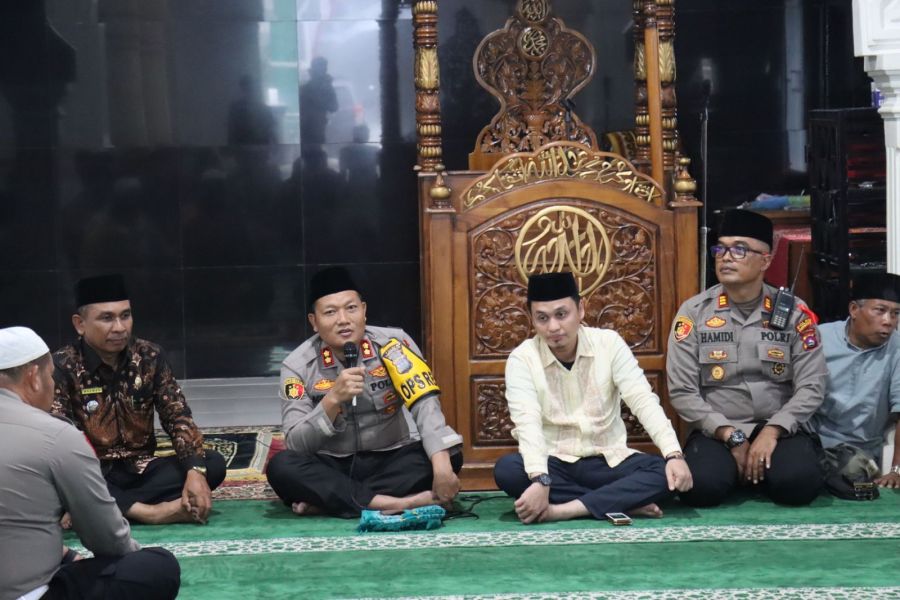 Kapolres Pasbar Sampaikan Pesan Kamtibmas Dalam Kegiatan Jumat Curhat Di Masjid Raya Jorong Silaping