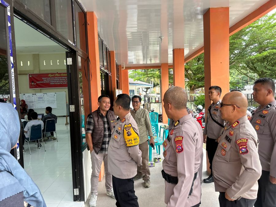 Kapolres Sawahlunto Pantau Rekapitulasi Suara Pilkada 2024 Berjalan Kondusif di PPK