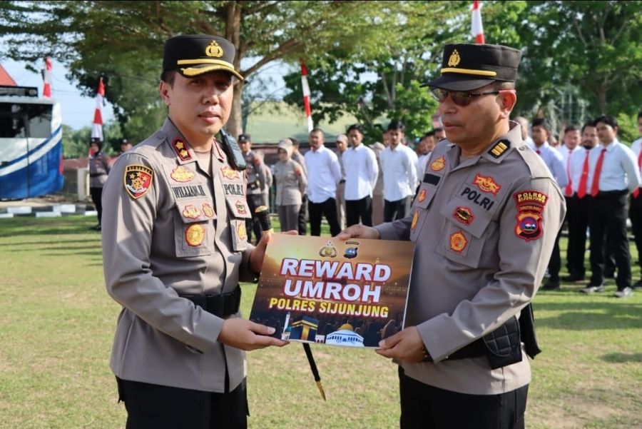 Kapolres Sijunjung Berikan Reward Umroh kepada Personel Polres Sijunjung