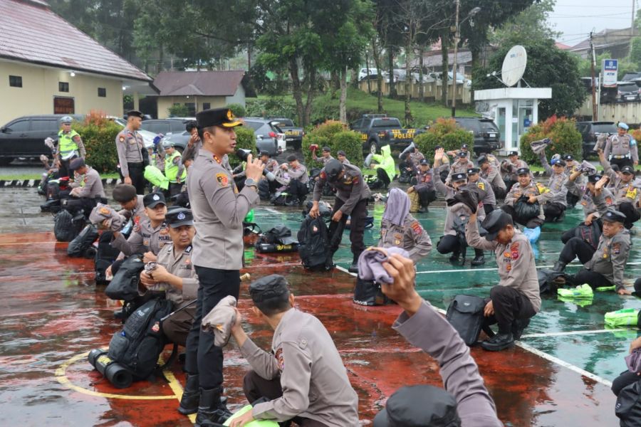 Kapolres Solok Selatan Pimpin Apel Kesiapan Personil PAM TPS Ditengah Guyuran Hujan 