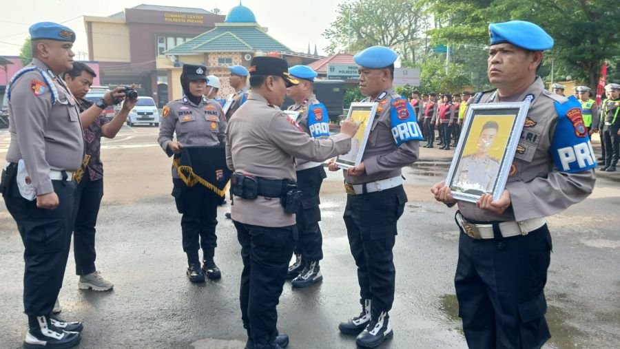 Kapolresta Padang Pimpin Upacara PTDH, Delapan Personel Diberhentikan
