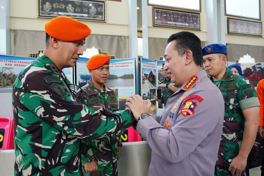Kapolri Beri Apresiasi Langsung ke TNI yang 'Berputar' dan Tim Gabungan Evakuasi Kapolda Jambi 