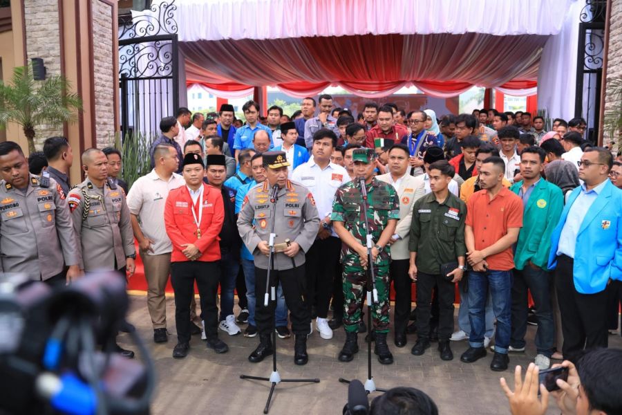 Kapolri dan Panglima TNI Bagikan 161.411 Paket Bansos Jelang Ramadan