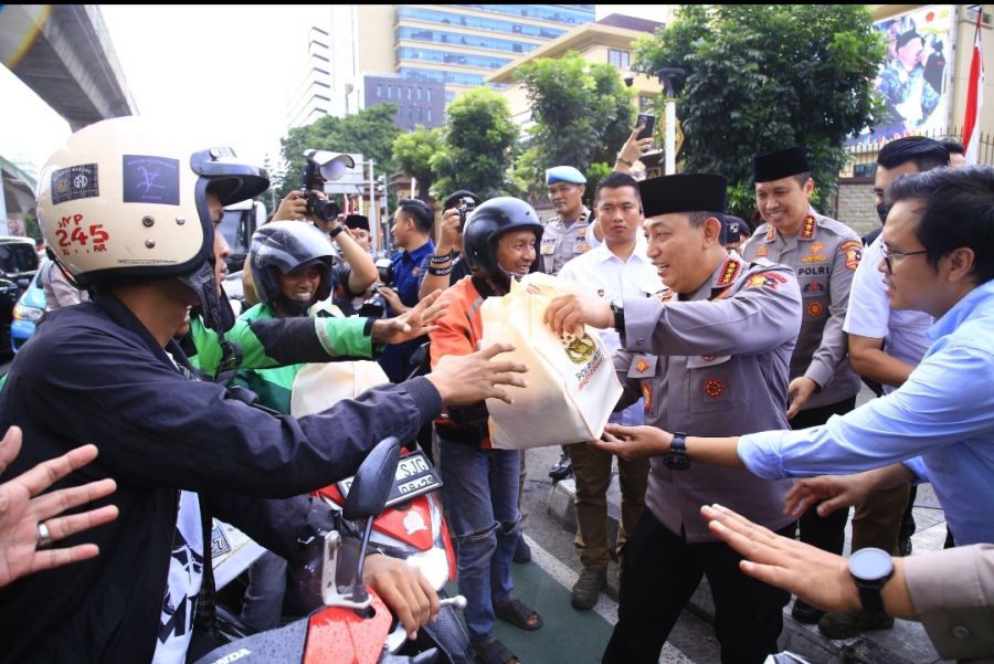 Kapolri Jenderal Listyo Sigit Prabowo Bagikan 1.000 Takjil Bersama Insan Media