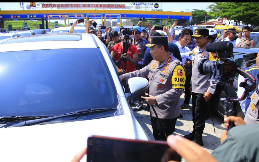 Kapolri Sapa dan Beri Bingkisan ke Pemudik di Tol Kalikangkung
