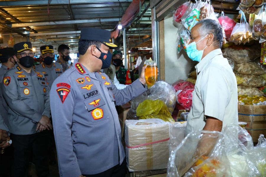 Kapolri Turun Langsung ke Pasar Pastikan Stok Minyak Goreng Untuk Warga Aman