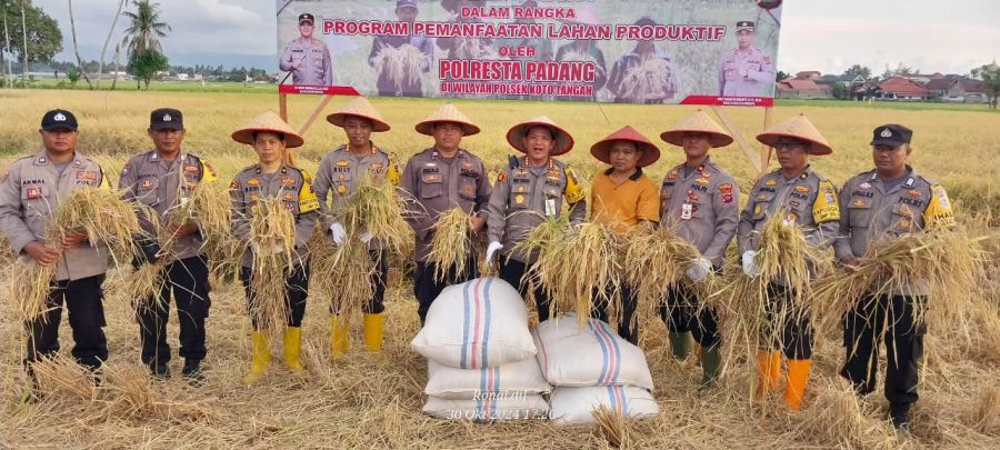 Kapolsek Koto Tangah Bersama Kapolresta Padang Beserta Jajaran Lakukan Kegiatan Panen Raya