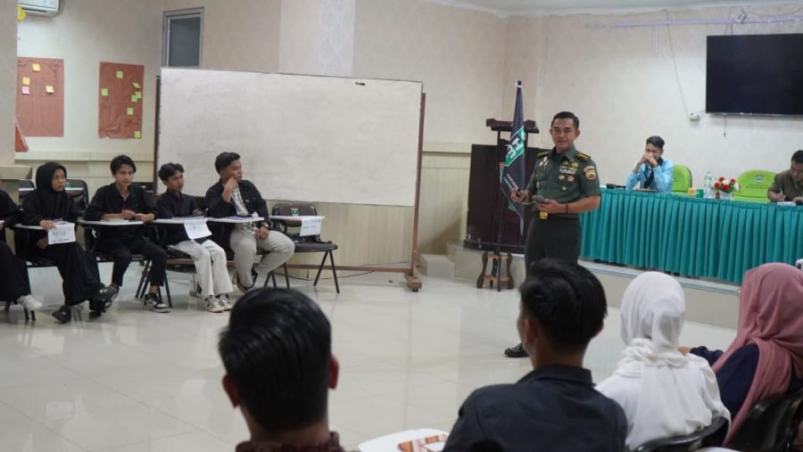 Kasiren Korem 032/Wbr Berikan Pembekalan pada Latihan Kader II & KKK HMI Cabang Padang