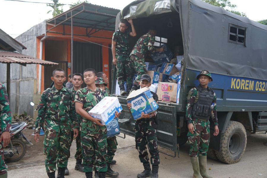 KASREM 032/WBR, Salurkan Bantuan Logistik Untuk Korban Banjir Bandang di Agam 