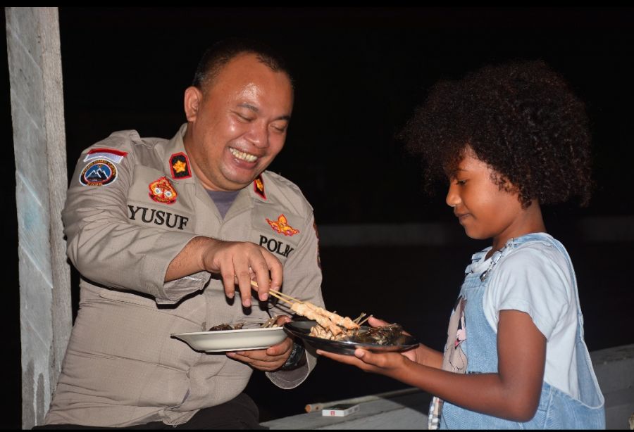 Keakraban Tanpa Sekat, Momen Kedekatan Anggota Polri Bersama Anak Papua