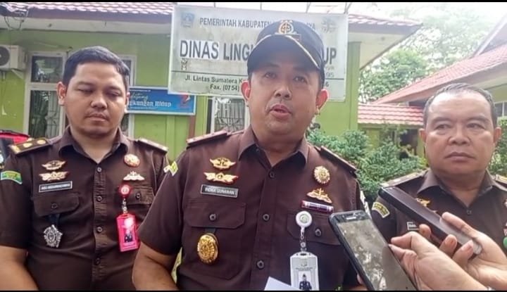 Kejari Dharmasraya Geledah Kantor Dinas Lingkungan Hidup Terkait Dugaan SPJ Fiktif BBM Dinas