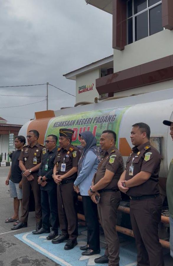 Kejari Padang Bersama IAD Gelar Bhakti Sosial Adhyaksa, Peduli Bencana Hidrometeorologi