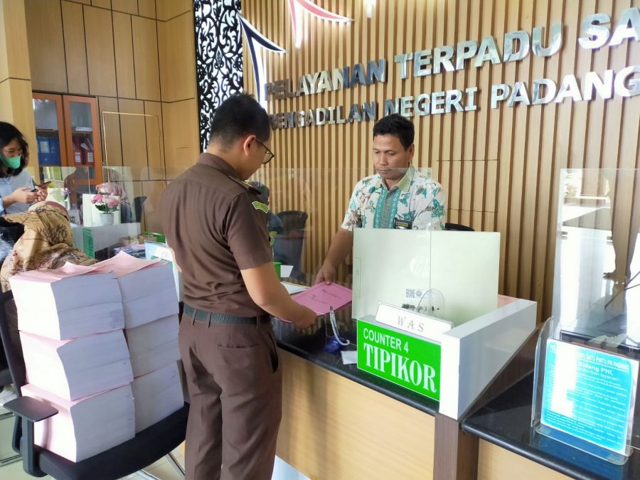 Kejari Padang Limpahkan Berkas Kasus KONI ke Pengadilan