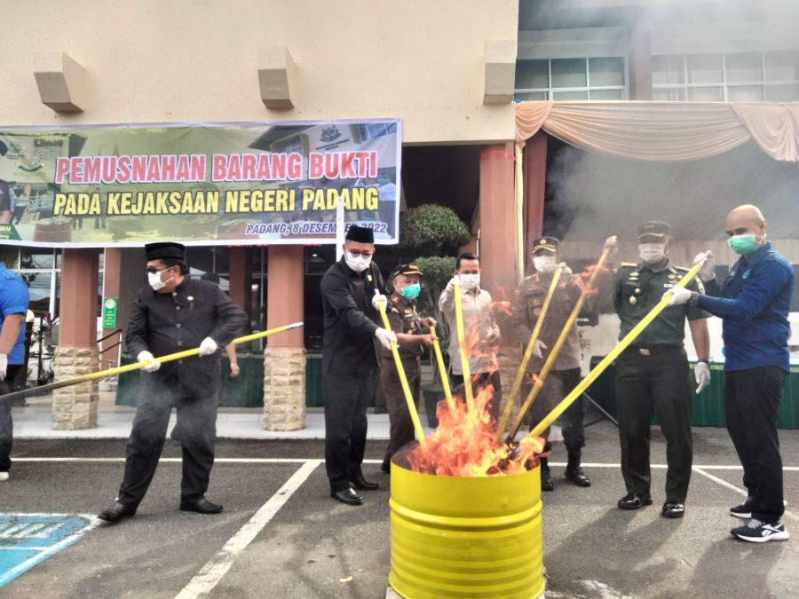 Kejari Padang Musnahkan Barang Bukti Perkara Inkrah