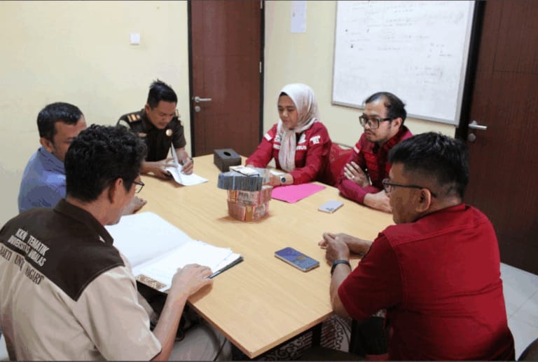 Kejari Padang Terima Pengembalian Barang Bukti Kasus Korupsi Anggaran Kemahasiswaan Unand Tahun 2022