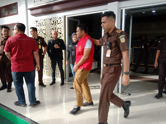 Kejari Tahan Tujuh Tersangka Korupsi Proyek Jembatan dan SPAM di Solok Selatan