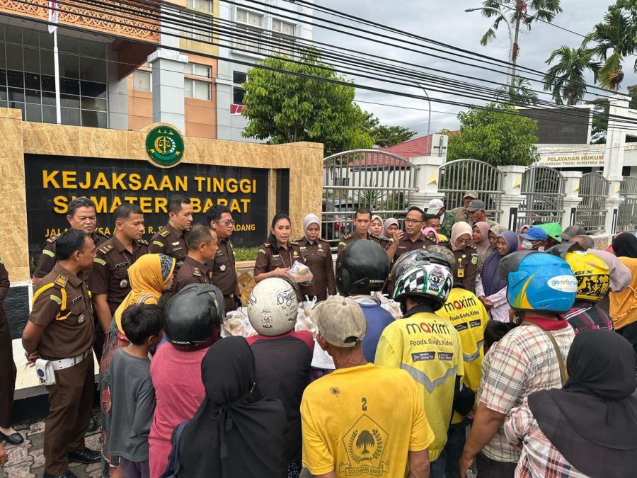 Kejati Sumbar Berbagi Takjil Kepada Masyarakat 