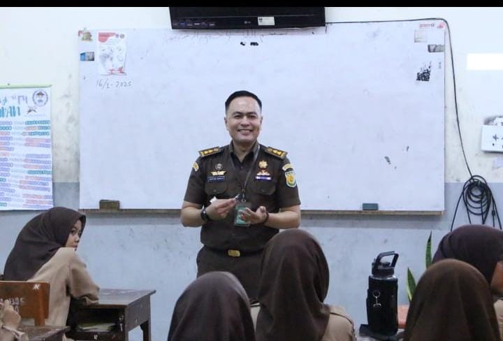 Kejati Sumbar Beri Pengenalan Hukum Kepada SMA 1 Negeri Padang 
