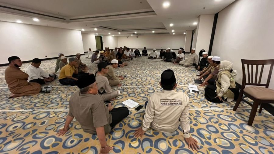 Kekompakan Petugas Kloter 1 Embarkasi Padang Jaga Kenyamanan Jemaah Haji di Tanah Suci