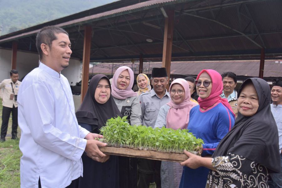 Kelompok Wanita Tani Gang II Kec. Lembah Segar Dapat Bantuan Bibit Sayur & Buah Dari Pemko Sawahluto