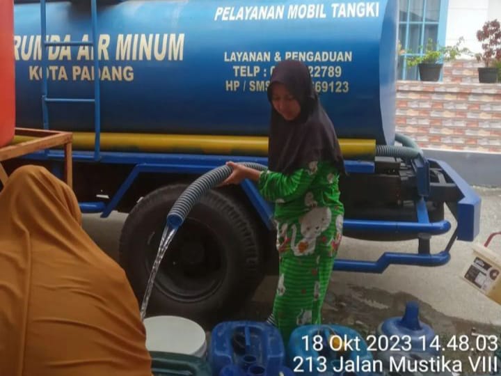 Kemarau Panjang dan Gangguan Pelayanan, Perumda AM Kota Padang Kirim Mobil Tangki Air Bersih