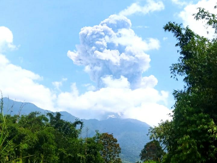 Kembali Erupsi, Kolom Abu Marapi Teramati Capai 1.000 Meter di Atas Puncak Kawah