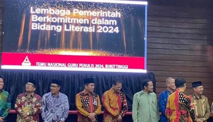 Kemenag Dharmasraya Raih Penghargaan Temu Nasional Guru Penulis oleh Media Guru Indonesia