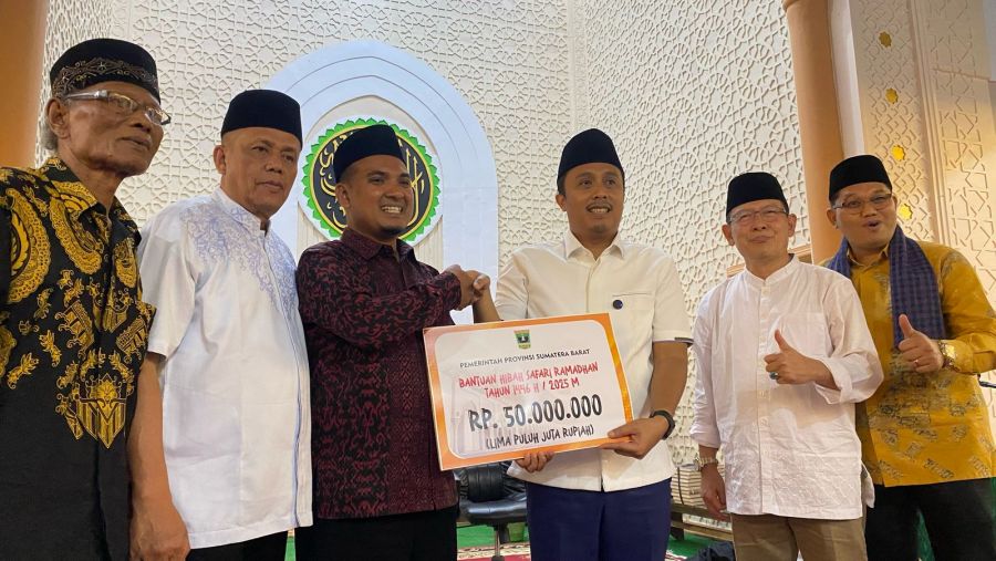 Kepedulian Nyata Wagub Sumbar, Vasko Ruseimy Salurkan Bantuan 50 juta untuk Masjid Muhsinin