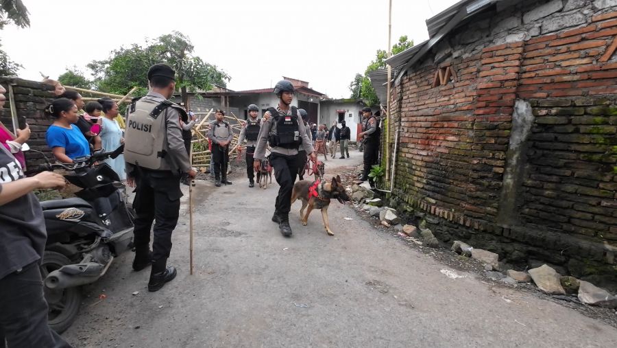 Kerahkan unit K-9, Polda NTB Gerebek Kampung Narkoba dan Amankan 29,72 Gram Sabu 