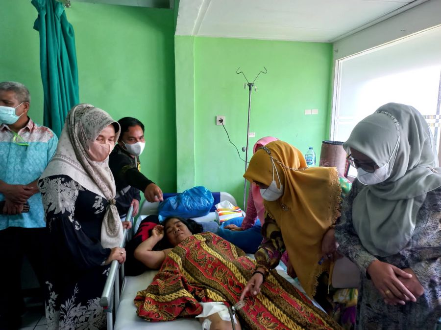 Ketua dan Wakil Ketua TP PKK Pasbar Kunjungi 2 Korban Gempa di RSUP M. Djamil Padang