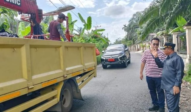 Ketua DPRD Dharmasraya Tinjau Proyek Pemasang Lampu Jalan
