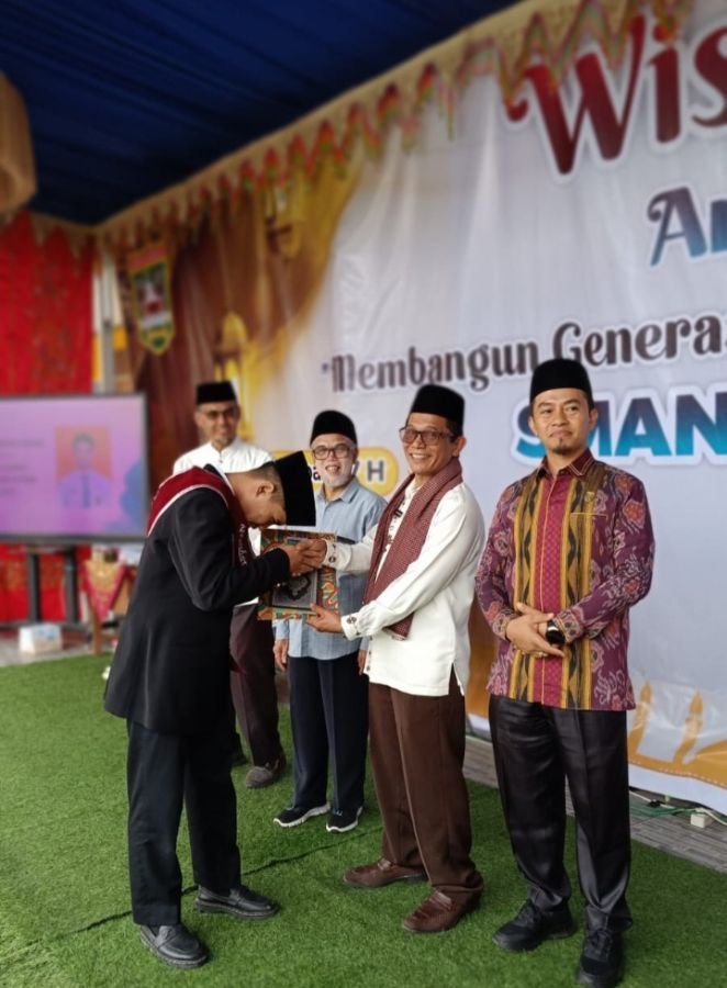 Ketua DPRD Pasaman Hadiri Wisuda Tahfiz SMAN 1 Lubuk Sikaping, Apresiasi Lahirnya Generasi Qur’ani