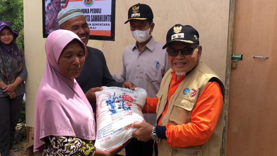Ketua Kwarcab Pramuka Pasbar Dampingi Wawako Sawahlunto Serahkan Bantuan untuk Korban Gempa