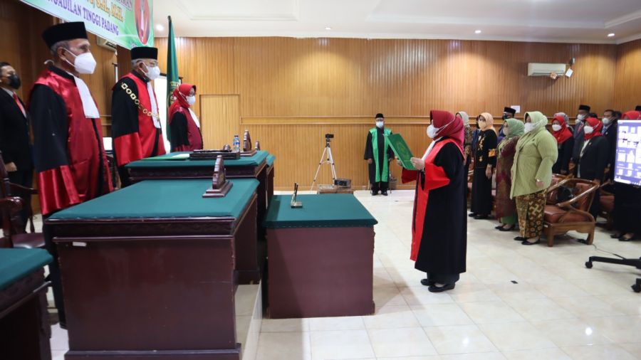 Ketua Pengadilan Tinggi Padang Lantik Diah Sulastri Dewi Menjadi Waka PT Padang