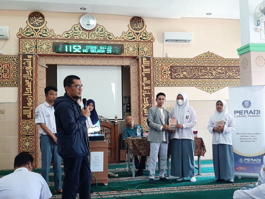 Ketua Peradi Padang Miko Kamal: Berkendara di Atas Trotoar adalah Pelanggaran Hukum