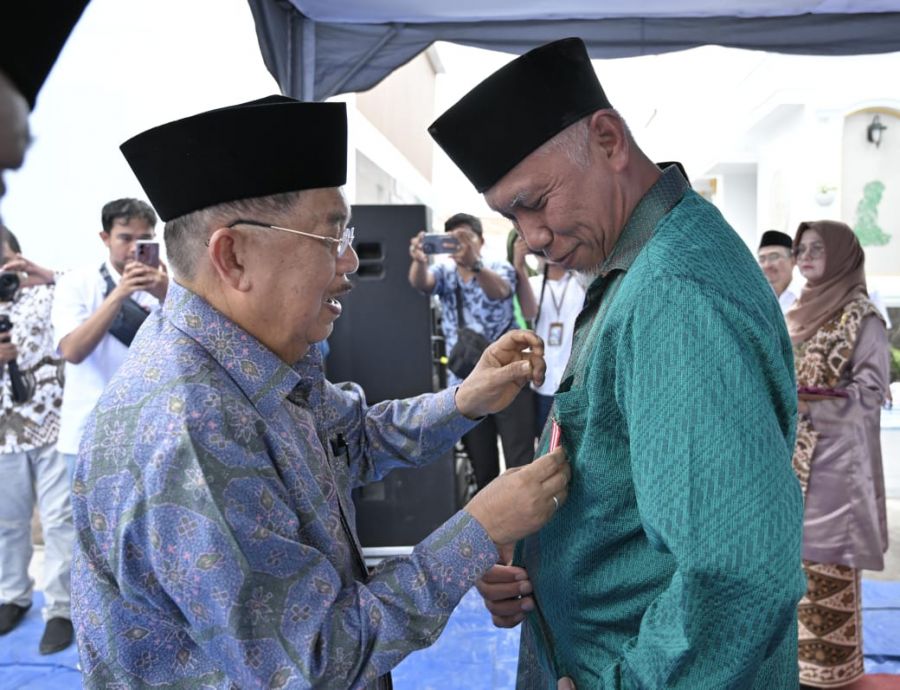 Ketum PMI Jusuf Kalla Sematkan Penghargaan Satya Lencana PMI untuk Gubernur Sumbar Mahyeldi