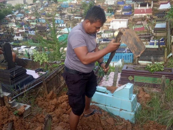 Kisah Bripka Joko Hadi, Polisi yang Mengabdi sebagai Penggali Kubur Gratis untuk Warga Kurang Mampu