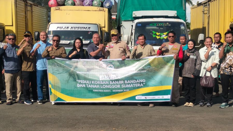 KLHK Serahkan 23 Ton Bantuan untuk Sumbar, Mahyeldi: Dukungan Terus Mengalir dari Seluruh Indonesia