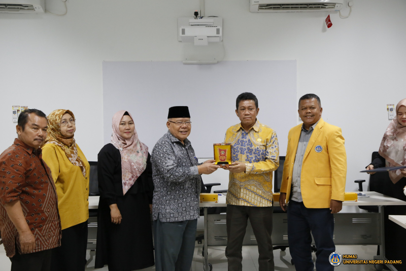 Kolaborasi Inovatif: UNP dan Universitas Ekasakti Tingkatkan Pengelolaan Perpustakaan Digital