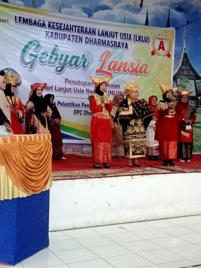 Kolaborasi Pantun Minang Kelompok Lansia Pasar Lama Meriahkan Puncak Gebyar Lansia Dharmasraya