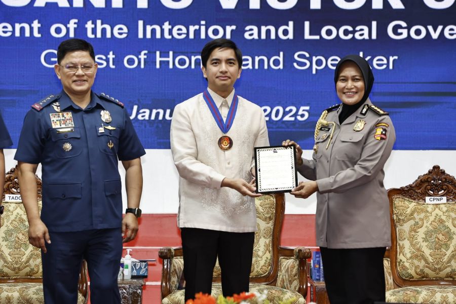 Kombes Pol Retno Prihawati Terima Penghargaan dari Kepala Kepolisian Filipina atas Kontribusinya
