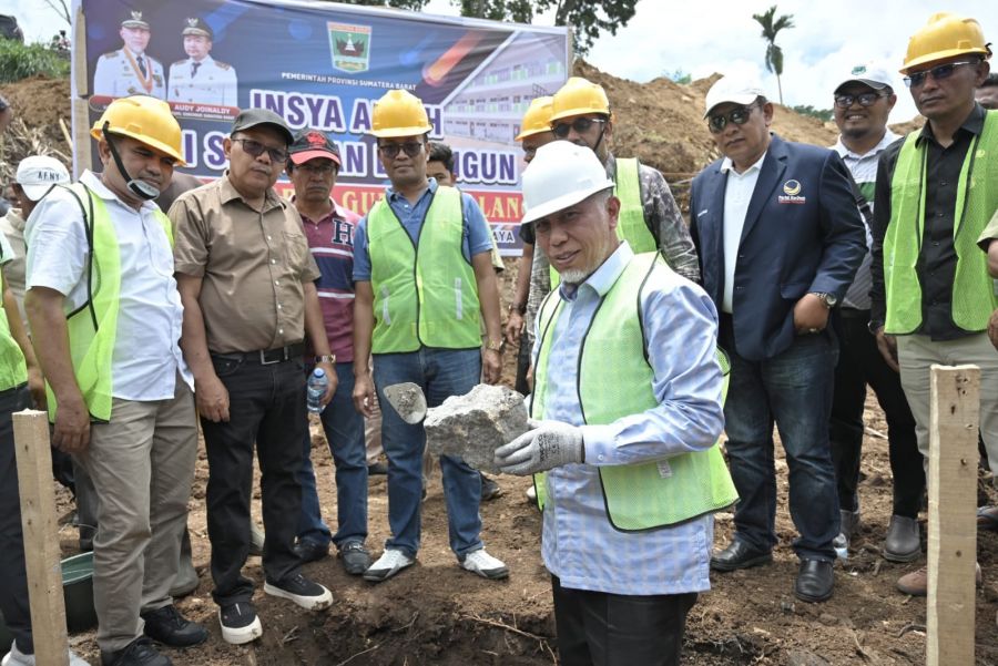 Komit Pacu Kualitas Pendidikan Sumbar, Mahyeldi Letakkan Batu Pertama Pembangunan SMAN 3 Guntal