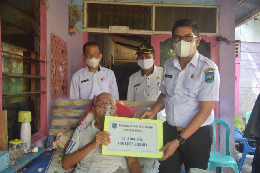 Komitmen Bantu Masyarakat yang Membutuhkan, Pemko Sawahlunto Serahkan Bansos Rp10 Juta untuk 3 Warga