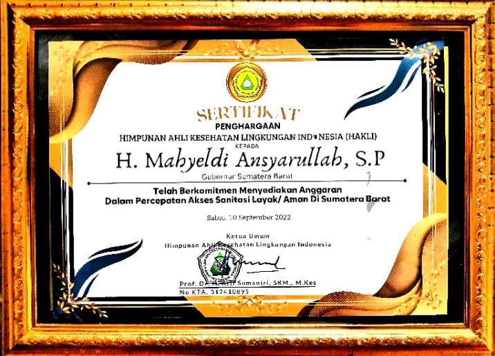 Komitmen Percepat Akses Sanitasi Layak di Sumbar, Gubernur Mahyeldi Terima Penghargaan HAKLI