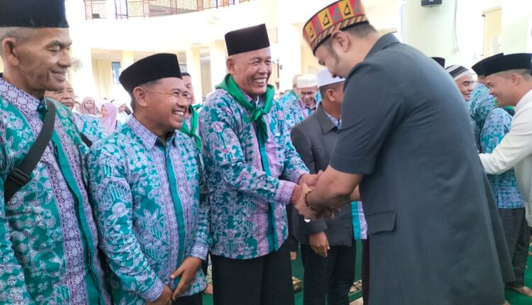 Kompak, Bupati Benny Dwifa dan Wabup Iraddatillah Melepas Jemaah Calon Haji Kabupaten Sijunjung