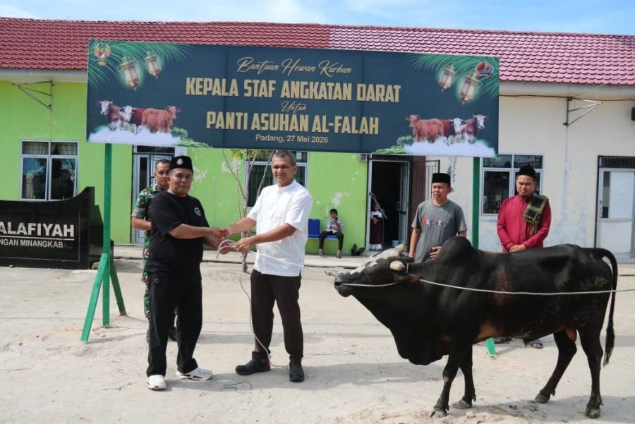 Korem 032/Wbr Salurkan 3 Ekor Sapi Kurban Bantuan Kasad