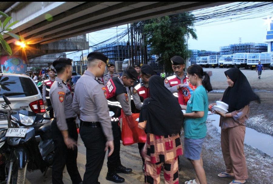 Korps Sabhara Polri Terjunkan Watergen & Dapur Lapangan, Bantu Warga Terdampak Banjir di Rawajati