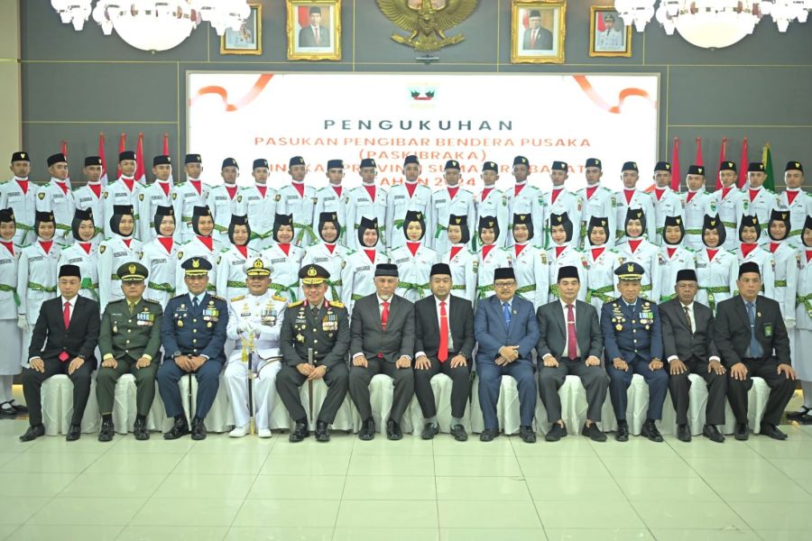 Kukuhkan 54 Anggota Paskibraka Sumbar 2024, Gubernur Mahyeldi Tekankan Pentingnya Kekompakan