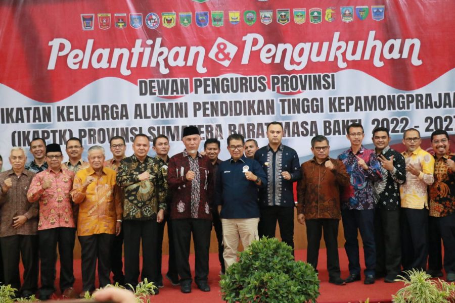 Kukuhkan Pengurus IKAPTK Sumbar, Gubernur Mahyeldi: Alumni IPDN Bisa Jawab Tantangan Perekonomian