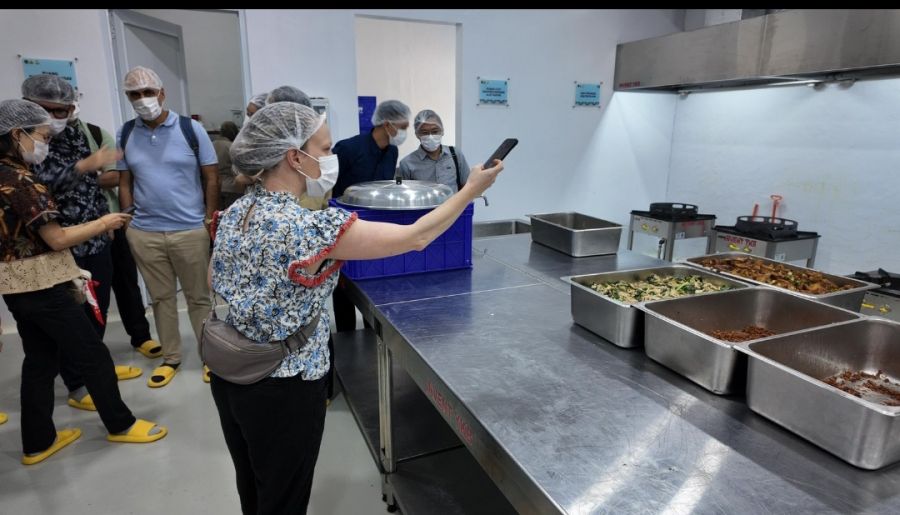Kunjungan Asian Development Bank, antara Rasa, Gizi dan Keamanan Makanan di SPPG Polri